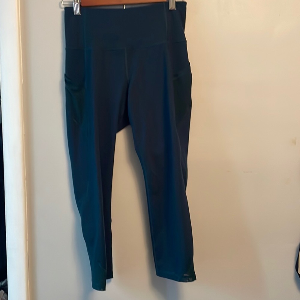 Dark Green/Blue Capri Old Navy Active Leggings. Size M.